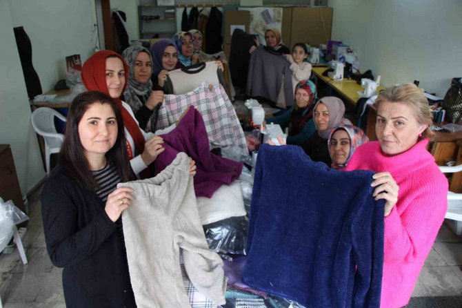 Amasyalılar Depremzedeler İçin Kıyafet Ve Battaniye Dikiyor
