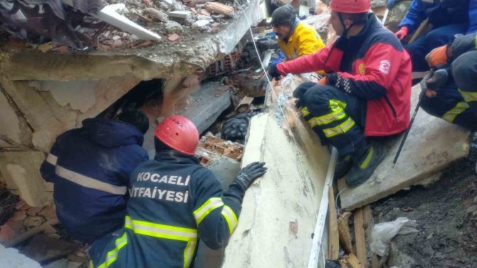 Kocaeli’nin Kahramanları 79 Kişiyi Yıkıntıların Arasından Kurtardı