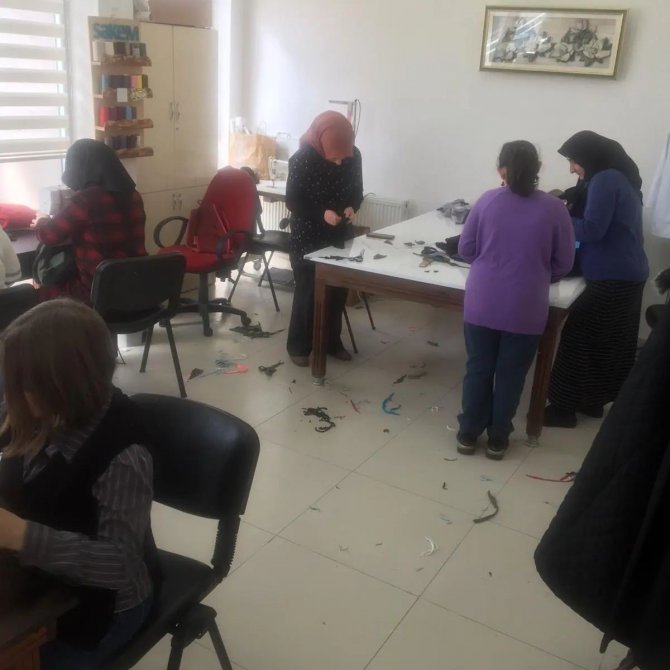 Safranbolu’da Kadınlar Depremzedeler İçin Kışlık Kıyafet Dikiyor