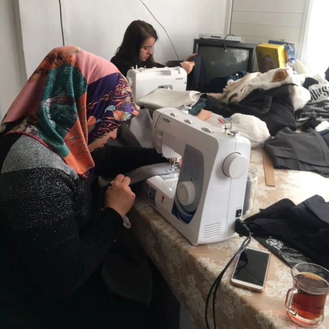 Safranbolu’da Kadınlar Depremzedeler İçin Kışlık Kıyafet Dikiyor
