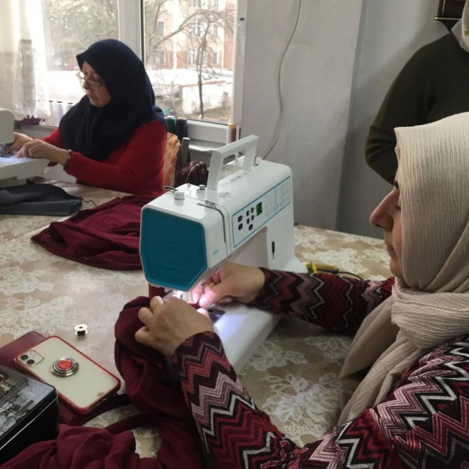 Safranbolu’da Kadınlar Depremzedeler İçin Kışlık Kıyafet Dikiyor