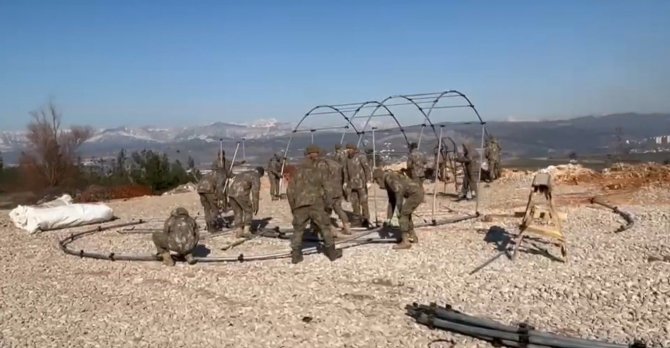 Msb: "Mehmetçiğin Deprem Bölgesinin Pek Çok Noktasında Çadır Kurma Çalışmaları Hummalı Şekilde Sürüyor"