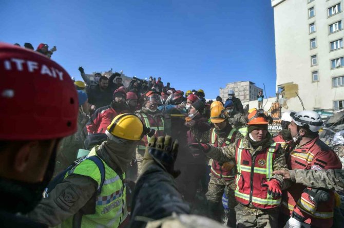 180’inci Saatte Enkazdan Sağ Çıkarılan Kadın: “Çok Üşüdüm, Ayaklarımı Örtün”