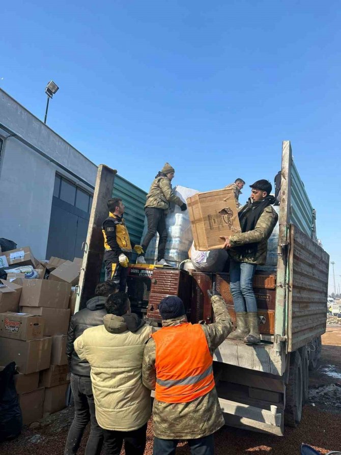 3 Ve 4’üncü Tırda Deprem Bölgesine Doğru Harekete Geçti