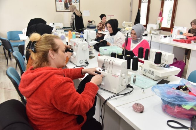 Depremzedelerin Üşümemesi İçin Kıyafet Dikiyorlar