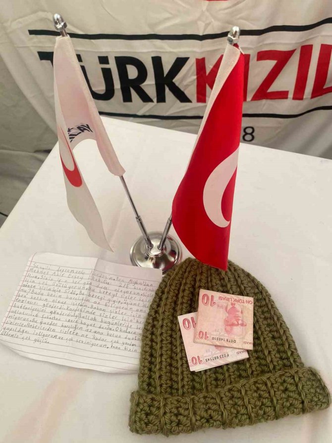 Aydınlı İlkokul Öğrencisinden Duygulandıran Not: "Bu Bereyi Giyip, Üşüme Olur Mu?"