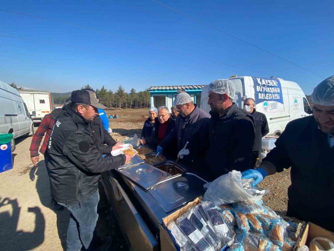 Başkan Büyükkılıç, Deprem Bölgesinde Sıcak Yemek Ve Çorba Dağıttı