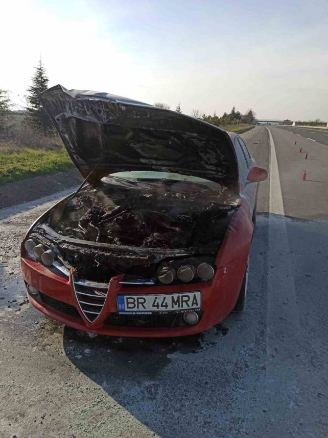 Kırklareli’nde Yabancı Plakalı Otomobil Seyir Halinde Alev Aldı
