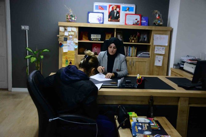Ailesine Ziyarete Gitmişti, Depreme Yakalandı: "Canımız, Cenazemiz, Evimiz, Her Şeyimiz Orada Kaldı"
