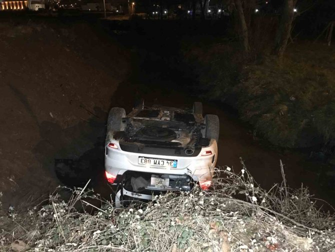 Başka Araca Çarpmamak İçin Manevra Yapan Otomobil Dereye Uçtu