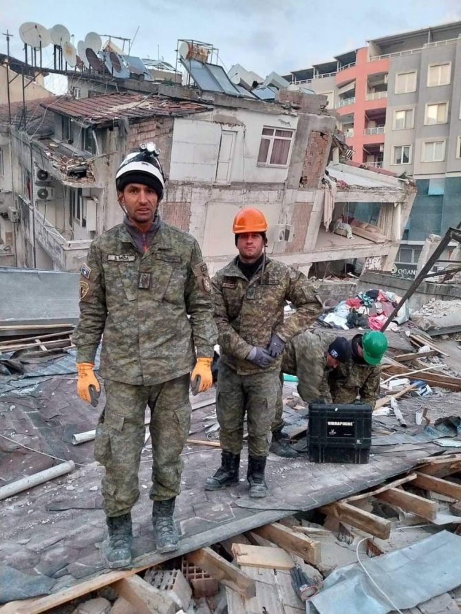 Doğum Gününü Arama Kurtarma Çadırında Kutladılar