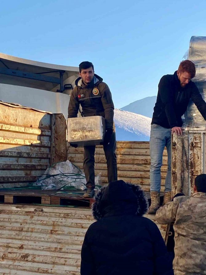 Köylerdeki Depremzedelere Orman Personeli Yetişiyor