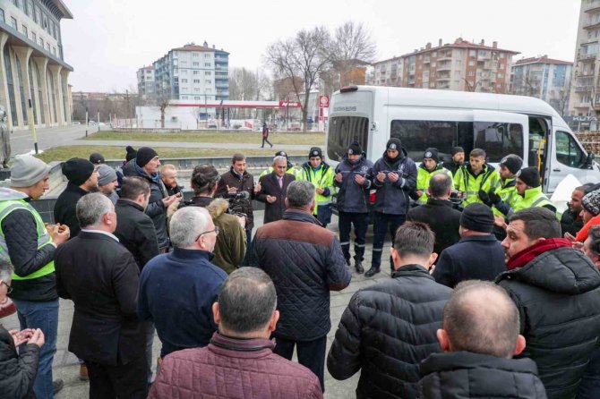 Kütahya’dan Deprem Bölgesine 11 Kişiden Oluşan Temizlik Ekibi