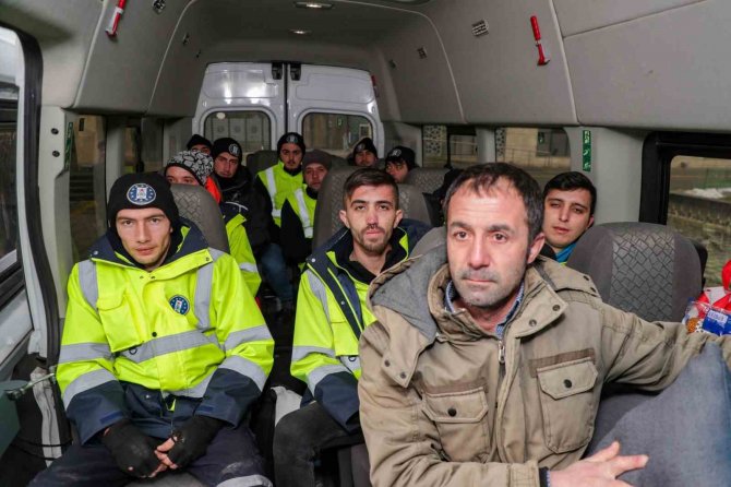 Kütahya’dan Deprem Bölgesine 11 Kişiden Oluşan Temizlik Ekibi