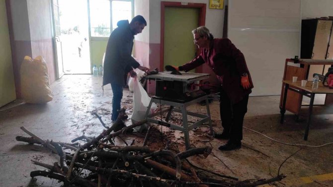 Öğretmen Ve Öğrencilerden Hijyen Malzemesi Ve Odun Yardımı