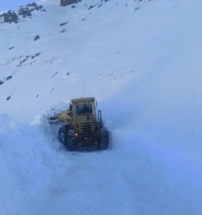 Deprem Bölgesine Yardımların Ulaştırılması İçin Ekipler Çığ Düşen Yolu Ulaşıma Açtı