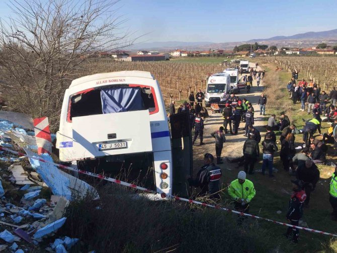Manisa’da İşçi Servisine Tır Çarptı: 17 Yaralı