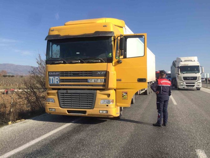 Manisa’da İşçi Servisine Tır Çarptı: 17 Yaralı