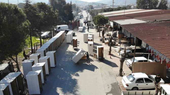 Esnaf, Hayırsever Ve Öğrencilerin İşbirliğiyle Deprem Bölgesi İçin Seyyar Tuvalet Üretiliyor