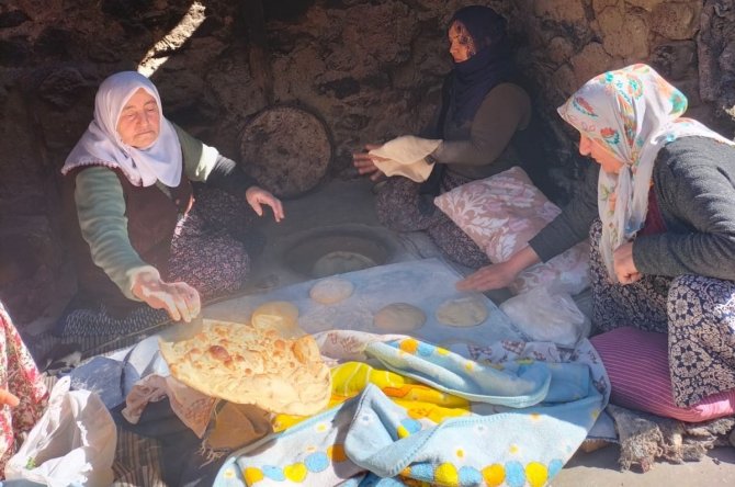 Manisalı Kadınlar Tandır Ekmeği Yapıp Deprem Bölgesine Gönderdi