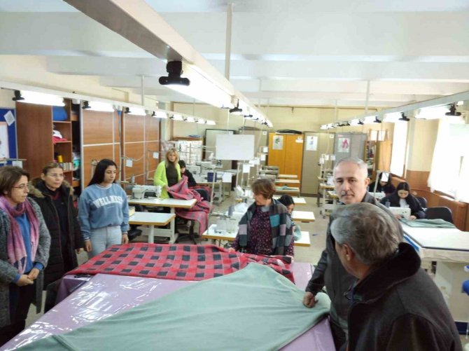 Salihli’de Depremzedeler İçin Soba Ve Uyku Tulumu Üretiliyor