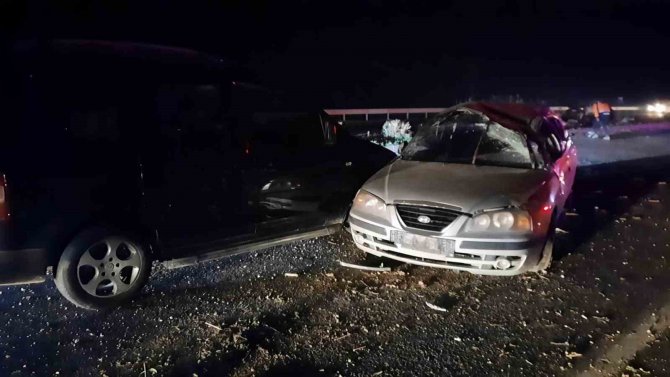 Otomobil İle Ticari Araç Kafa Kafaya Çarpıştı: 2 Yaralı