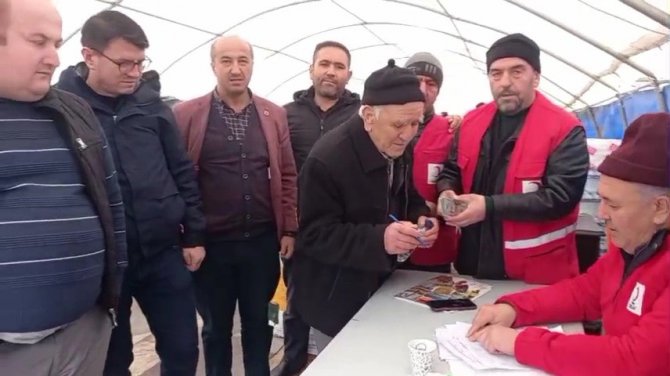 Umre Parasını Depremzedelere Bağışladı
