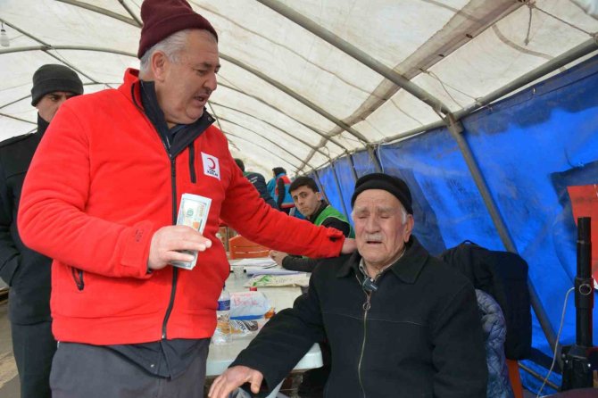 Umre Parasını Depremzedelere Bağışladı