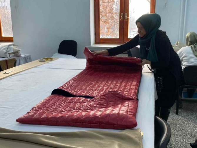Ankaralı Öğrenciler Depremzeleri Soğuktan Korumak İçin Harekete Geçti
