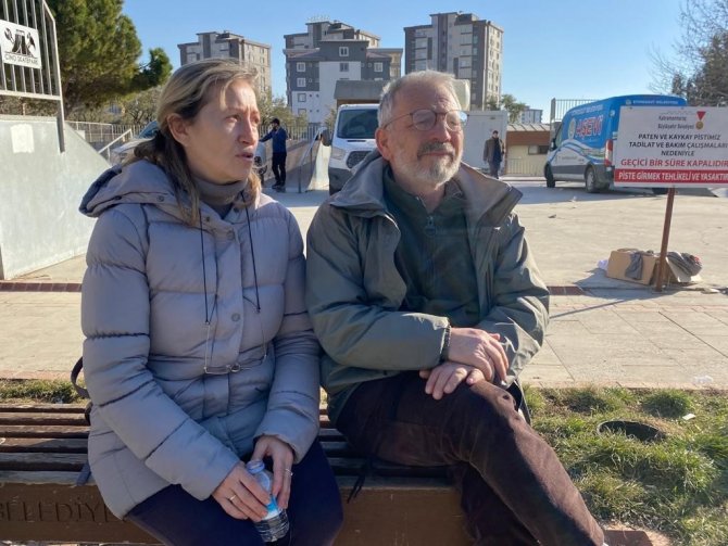 İ̇ki Büyük Türkiye Depreminde De Görev Yapan Türk-rus Aile, İnsanların Yaralarını Sarıyor