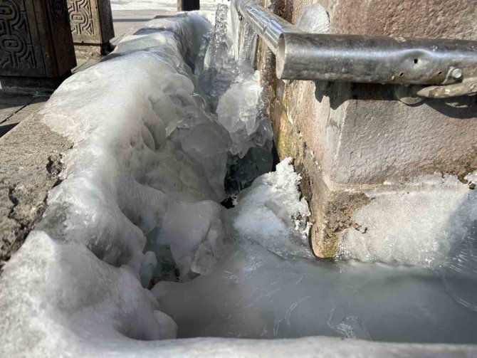 Gece Eksi 24’e Düşen Hava Sıcaklığı Erzurum’u Dondurdu