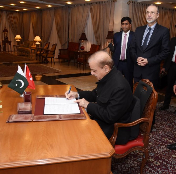 Pakistan Başbakanı Şefir, İ̇slamabad’daki Türk Büyükelçiliğini Ziyaret Etti