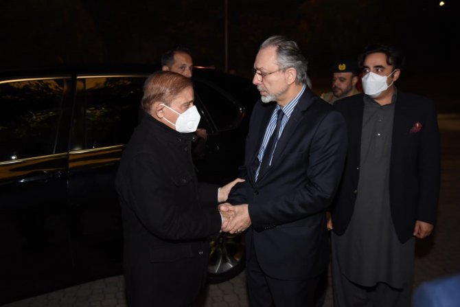 Pakistan Başbakanı Şefir, İ̇slamabad’daki Türk Büyükelçiliğini Ziyaret Etti