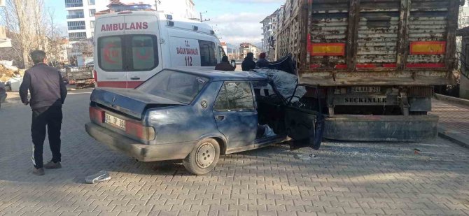 Park Halindeki Kamyona Çarpan Otomobildeki Yolcu Öldü