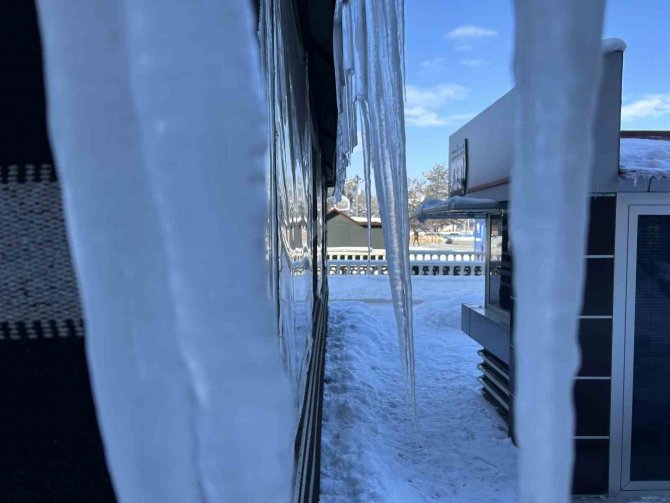 Gece Eksi 24’e Düşen Hava Sıcaklığı Erzurum’u Dondurdu