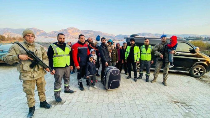 Gözü Gibi Baktıkları Şehidin Eşyalarını Depremzede Aileye Bağışladılar