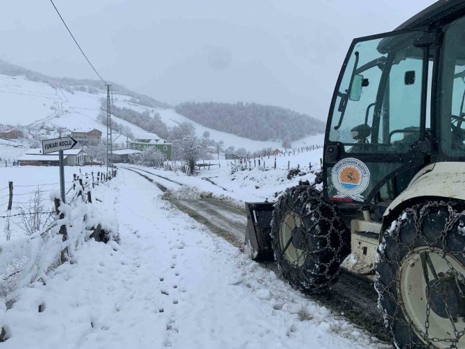 Kardan Kapanan Yol Açıldı, Ambulans Hastaya Ulaştı