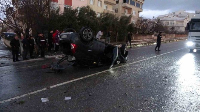 Otomobil Karşı Şeride Geçip Takla Attı: 2 Yaralı