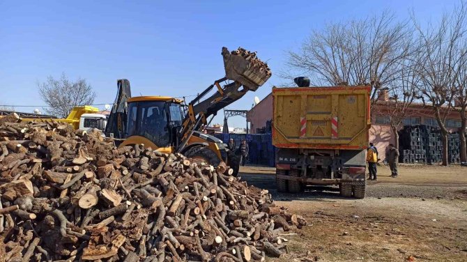 Siirt’ten Deprem Bölgesine İlk Etapta 35 Ton Odun Gönderilmeye Başlandı