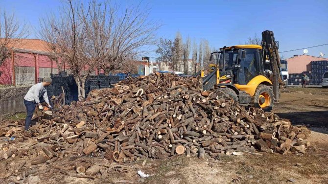 Siirt’ten Deprem Bölgesine İlk Etapta 35 Ton Odun Gönderilmeye Başlandı