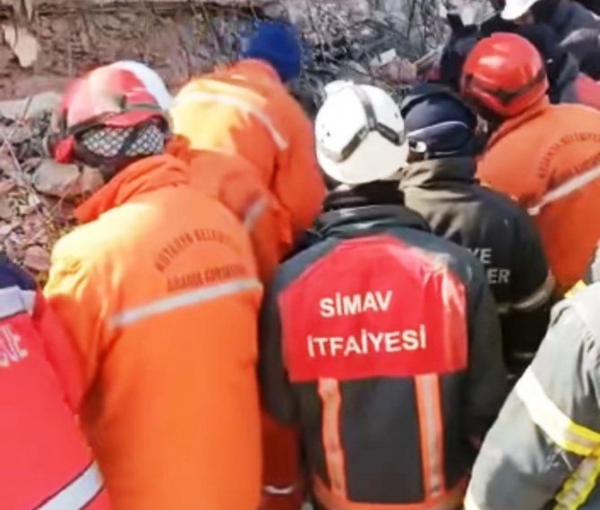 Simav İ̇tfaiye Müdürlüğü Ekibi 150 Saat Sonra 8 Yaşındaki Küçük Kızı Enkazdan Sağ Olarak Çıkardı