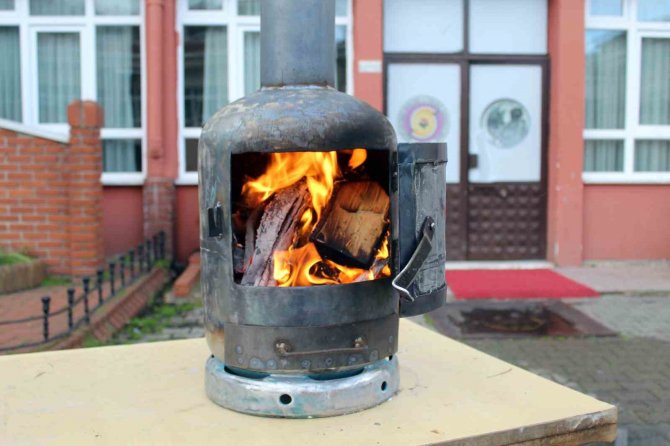 Sinop’ta Meslek Lisesi, Depremzedeler İçin Boş Tüplerden Soba Üretiyor