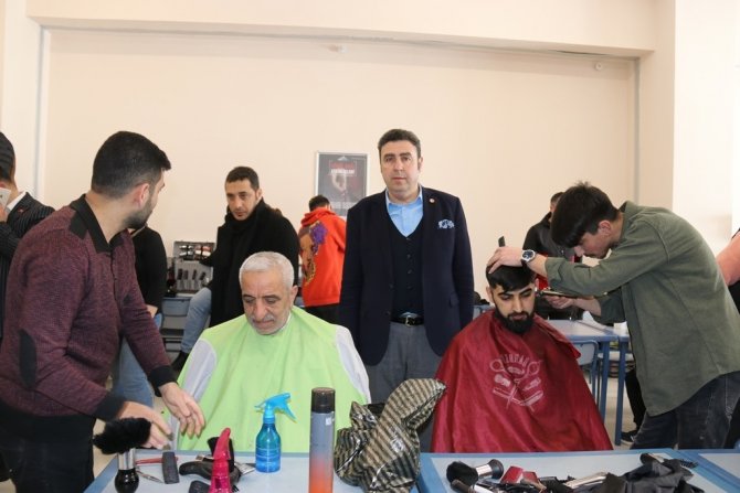 Sivas’ta Depremzedelere Saç Ve Sakal Bakımı Yapıldı