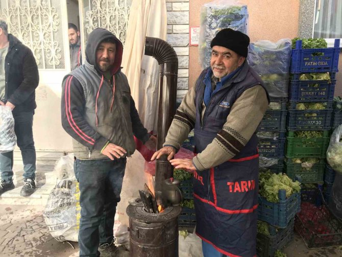 Pazar Esnafı Isınabilmek İçin Ateş Yakıyor
