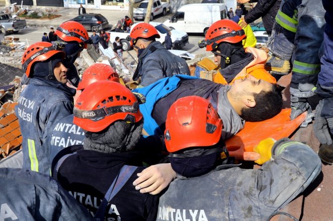 Antalya Büyükşehir Belediyesi İ̇tfaiyesi, Deprem Bölgesinde 79 Kişiyi Kurtardı