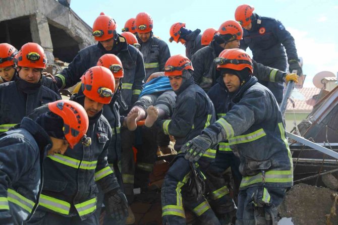 Antalya Büyükşehir Belediyesi İ̇tfaiyesi, Deprem Bölgesinde 79 Kişiyi Kurtardı