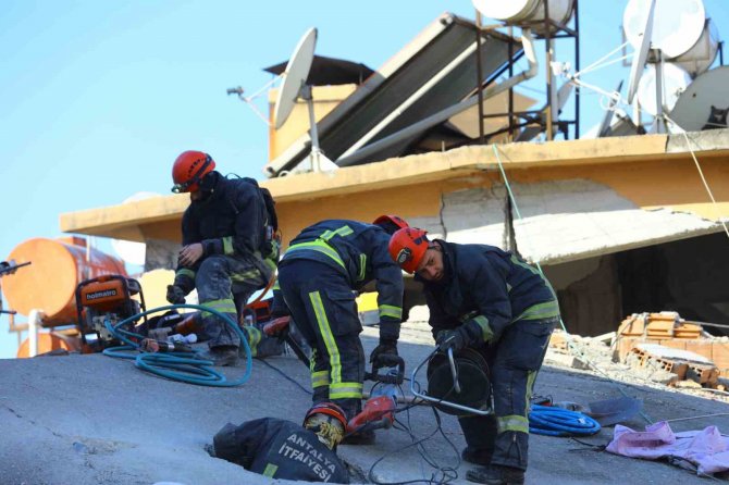 Antalya Büyükşehir Belediyesi İ̇tfaiyesi, Deprem Bölgesinde 79 Kişiyi Kurtardı
