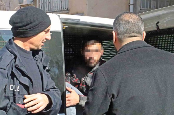 Parkta Oturan Kadının Kapkaç Kabusu, Vatandaş Müdahalesiyle Engellendi