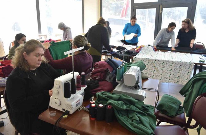Kadınlar Depremzedelere Destek İçin Dikiyorlar