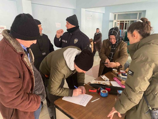 Yardım Merkezine Getirilen Yorgandan Çok Sayıda Altın Çıktı